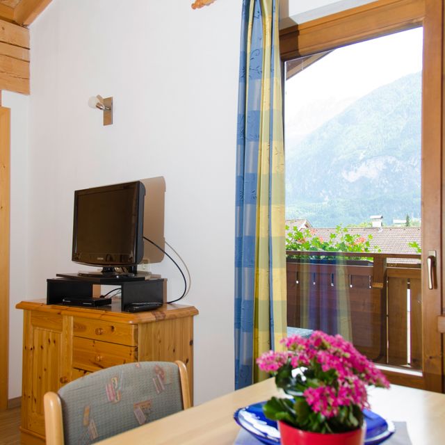 Schlafzimmer aus Holz, Ferienwohnung für 4 Personen buchen in Osttirol